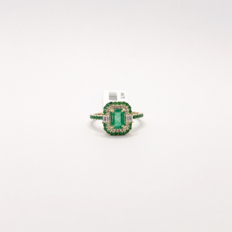 Anillo Cuadro De Diamantes y Esmeraldas – Victoria Fine Jewelry