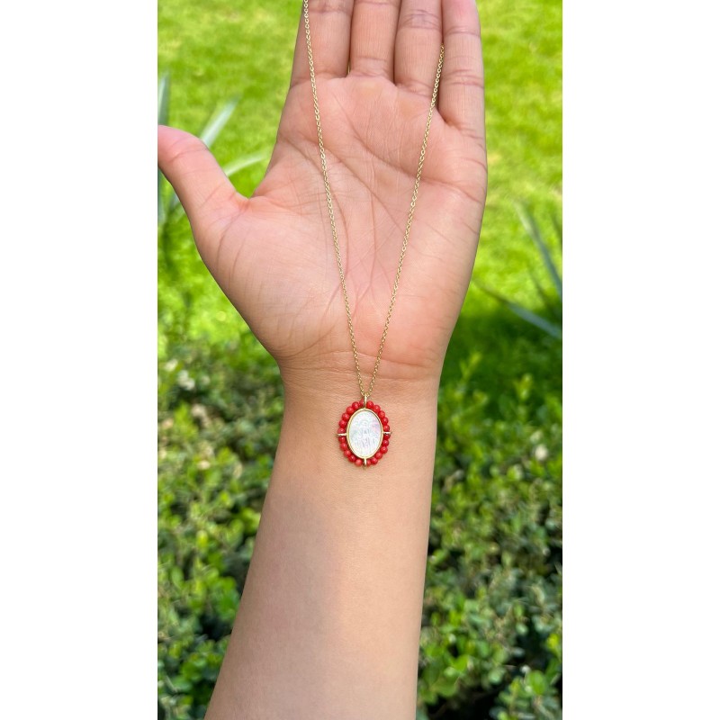 Cadena Con Dije Virgen Milagrosa y Coral – Victoria Fine Jewelry