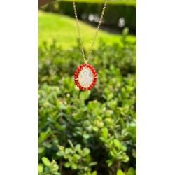 Cadena Con Dije Virgen Milagrosa y Coral – Victoria Fine Jewelry
